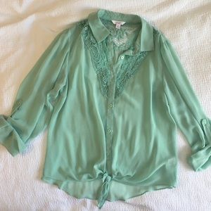 ☘️ Mint green button down